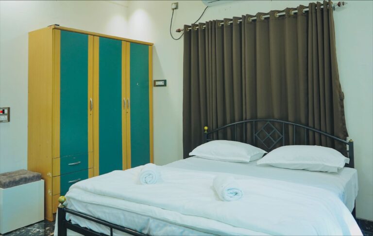 Megh Villa, Alibag: The same bedroom, with its wardrobe