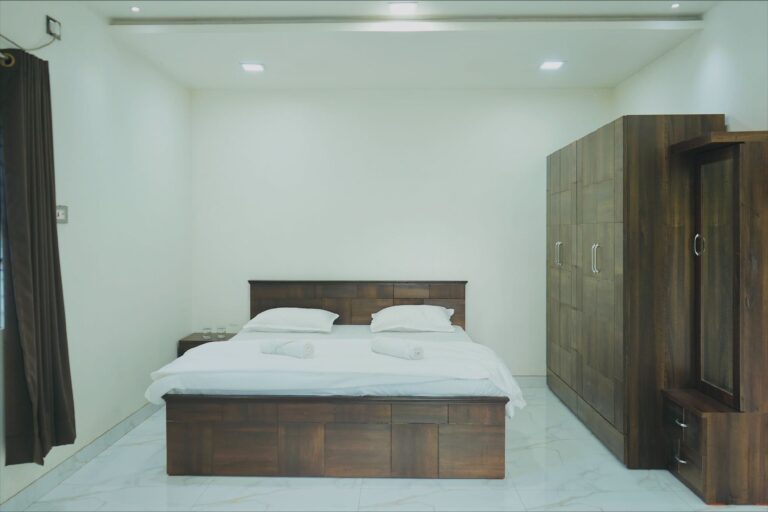 Megh Villa, Alibag: The same bedroom, with its wardrobe and dresser